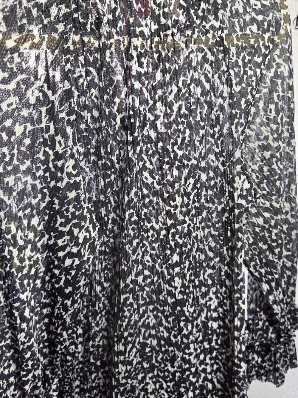 VINCE CAMUTO Black & White Abstract Print Smocked Neck Blouse Size S - Picture 7 of 7